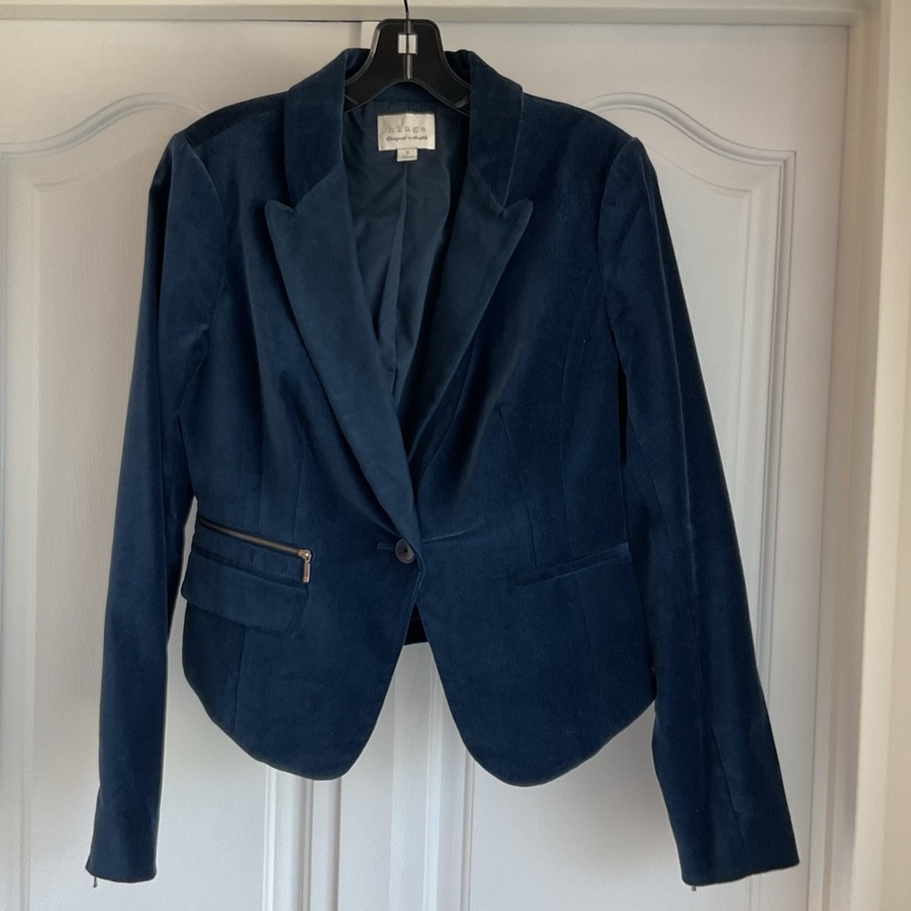 🌀hinge women’s velvet blazer